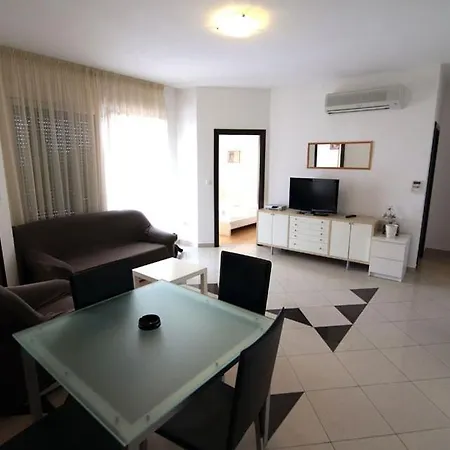 Apartment In With Balcony, Air Conditioning, Wifi 858-1